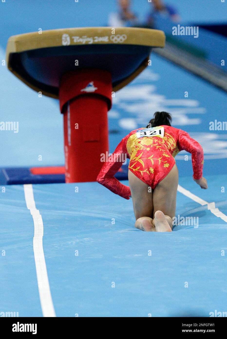 chinas-cheng-fei-falls-while-performing-in-the-vault-during-the-apparatus-finals-at-the-beijing-2008-olympics-in-beijing-sunday-aug-17-2008-fei-won-the-bronze-ap-photorob-carr-2NFGTW1.jpg